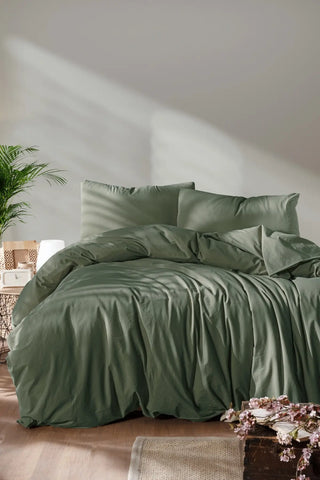 Green handwoven stonewashed Turkish cotton duvet cover folded flat lay. Vintage-soft Denizli, OEKO-TEX. Vivamaison.