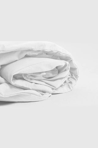 White handwoven stonewashed Turkish cotton duvet cover close up. Vintage-soft Denizli, OEKO-TEX. Vivamaison.
