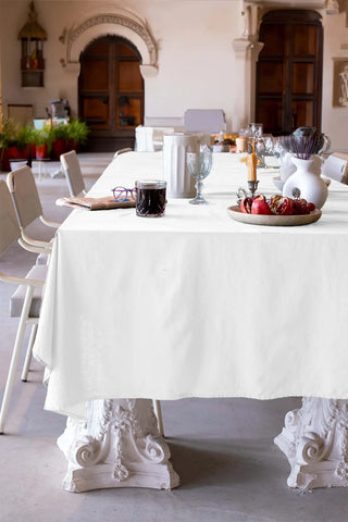 White handwoven stonewashed Turkish cotton tablecloth detail. Vintage-soft Denizli, OEKO-TEX. Vivamaison.