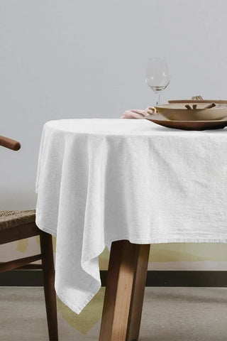 White handwoven stonewashed Turkish cotton tablecloth table setting. Vintage-soft Denizli, OEKO-TEX. Vivamaison.