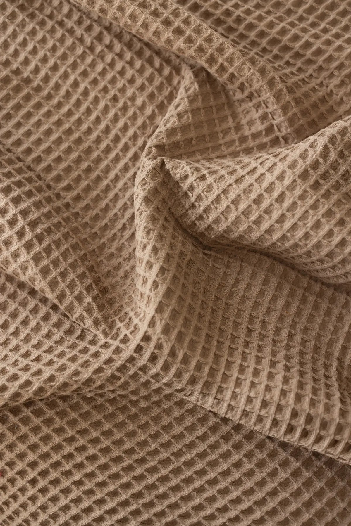 Brown handwoven Turkish cotton waffle weave bedspread lifestyle. 350 GSM Denizli, OEKO-TEX. Vivamaison.