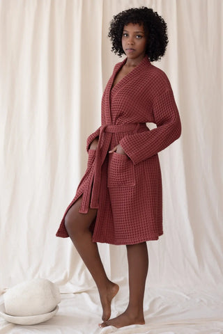 Dark Red handwoven Turkish cotton waffle kimono bathrobe back view. Denizli, OEKO-TEX. Vivamaison.
