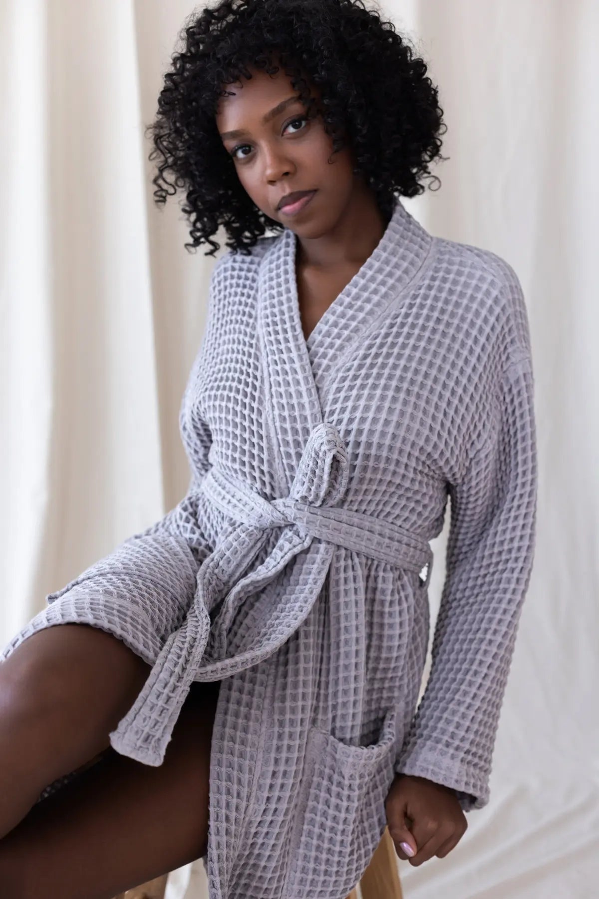 Grey handwoven Turkish cotton waffle kimono bathrobe back view. Denizli, OEKO-TEX. Vivamaison.