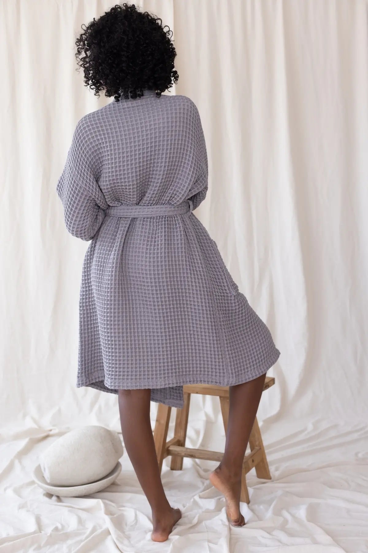 Grey handwoven Turkish cotton waffle kimono bathrobe detail. Denizli, OEKO-TEX. Vivamaison.