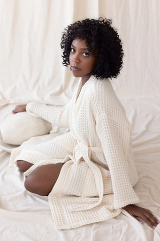 Natural handwoven Turkish cotton waffle kimono bathrobe back view. Denizli, OEKO-TEX. Vivamaison.