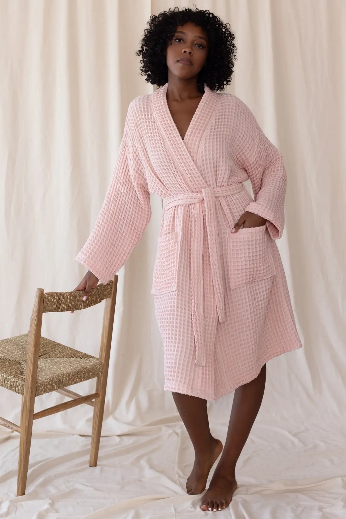 Pink handwoven Turkish cotton waffle kimono bathrobe lifestyle. Denizli, OEKO-TEX. Vivamaison.