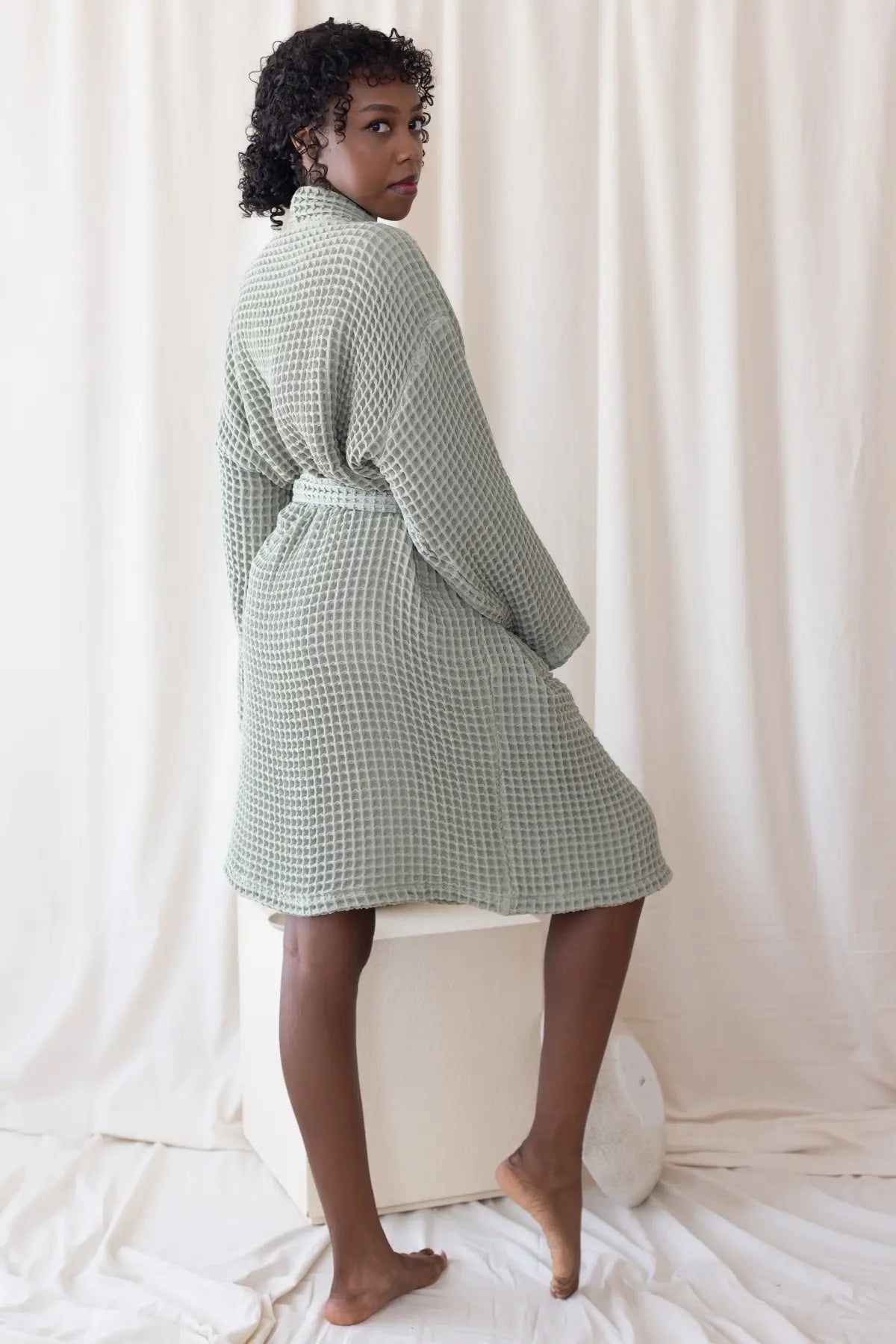 Sage Green handwoven Turkish cotton waffle kimono bathrobe detail. Denizli, OEKO-TEX. Vivamaison.