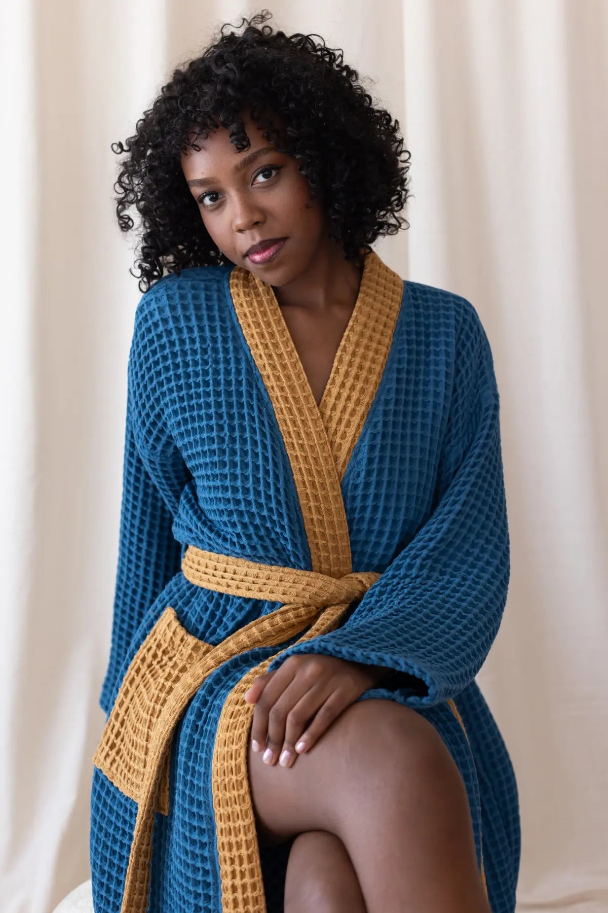 Indigo Blue Caramel handwoven waffle two-tone kimono bathrobe front sitting. Handwoven Denizli, OEKO-TEX. Vivamaison.