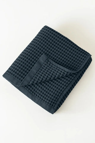 Anthracite handwoven Turkish cotton waffle weave towel bath towel folded detail. Denizli, OEKO-TEX. Vivamaison.