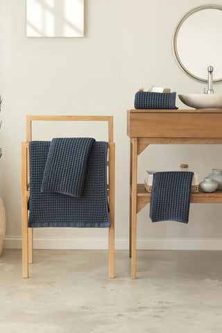Anthracite handwoven Turkish cotton waffle weave towel bathroom 4-piece set styling. Denizli, OEKO-TEX. Vivamaison.