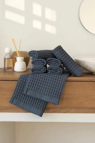 Anthracite handwoven Turkish cotton waffle weave towel bathroom styling. Denizli, OEKO-TEX. Vivamaison.