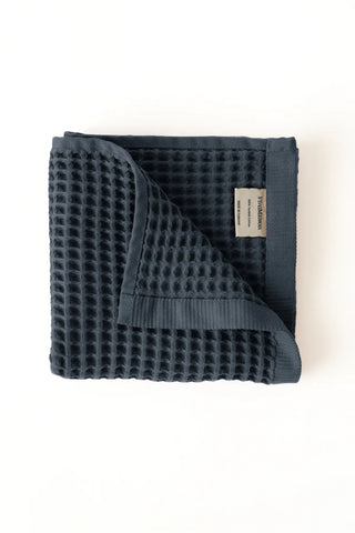 Anthracite handwoven Turkish cotton waffle weave towel hand towel folded detail. Denizli, OEKO-TEX. Vivamaison.