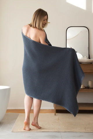 Anthracite handwoven Turkish cotton waffle weave towel lifestyle back view. Denizli, OEKO-TEX. Vivamaison.