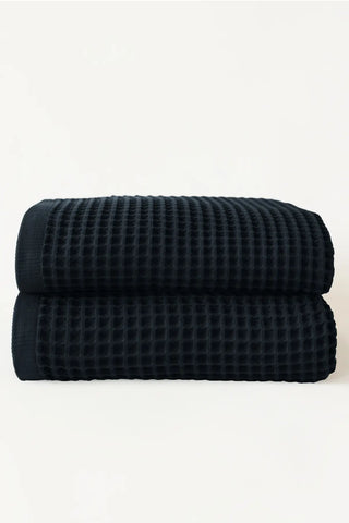 Black handwoven Turkish cotton waffle weave towel bath towel folded detail. Denizli, OEKO-TEX. Vivamaison.