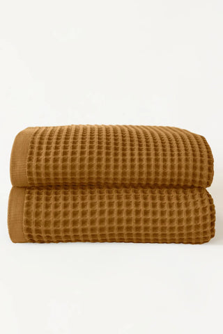 Caramel handwoven Turkish cotton waffle weave towel set of 2 bath towels stacked. Denizli, OEKO-TEX. Vivamaison.