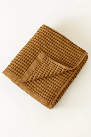 Caramel handwoven Turkish cotton waffle weave towel bath towel folded detail. Denizli, OEKO-TEX. Vivamaison.