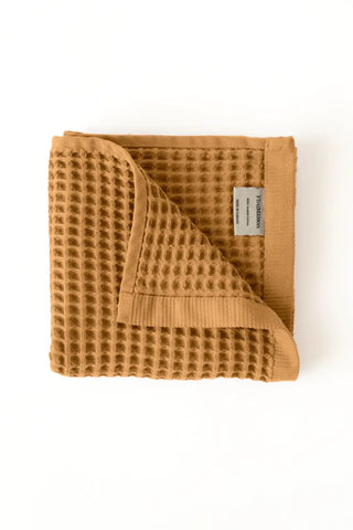 Caramel handwoven Turkish cotton waffle weave towel bathroom 4-piece set styling. Denizli, OEKO-TEX. Vivamaison.