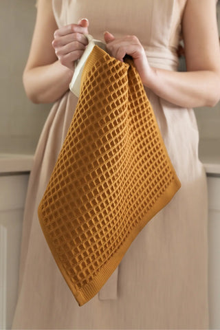Caramel handwoven Turkish cotton waffle weave towel washcloth detail. Denizli, OEKO-TEX. Vivamaison.
