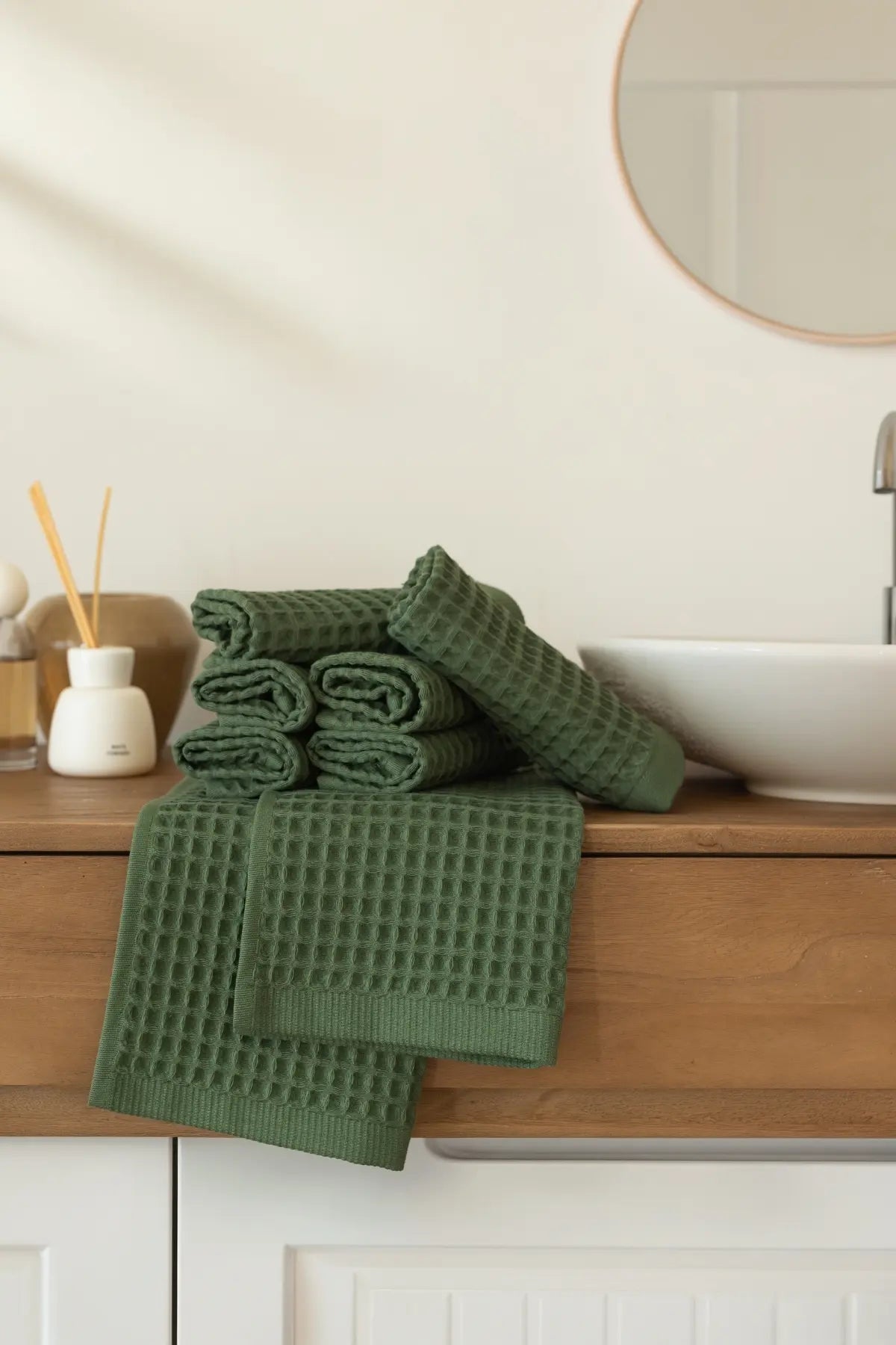 Dark Green handwoven Turkish cotton waffle weave towel washcloth detail. Denizli, OEKO-TEX. Vivamaison.