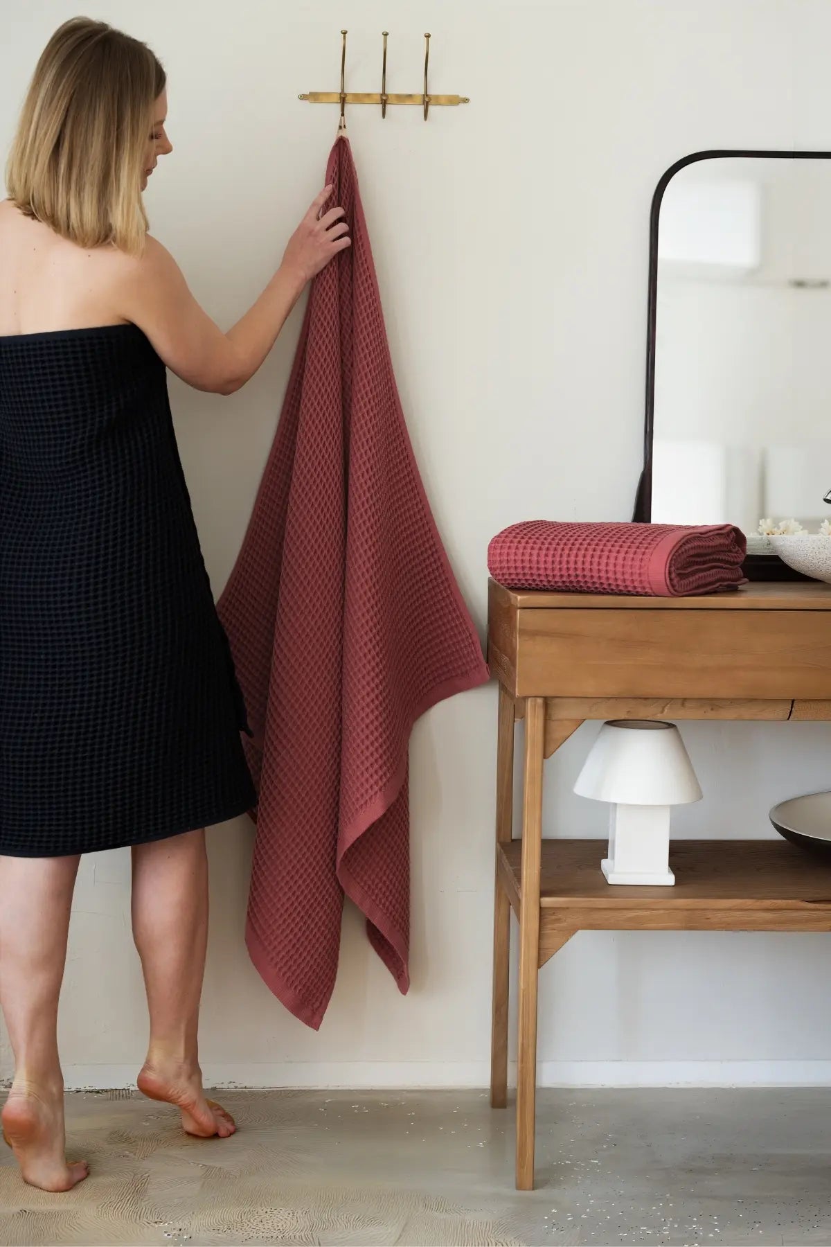 Dark Red handwoven Turkish cotton waffle weave towel lifestyle shoulder drop. Denizli, OEKO-TEX. Vivamaison.
