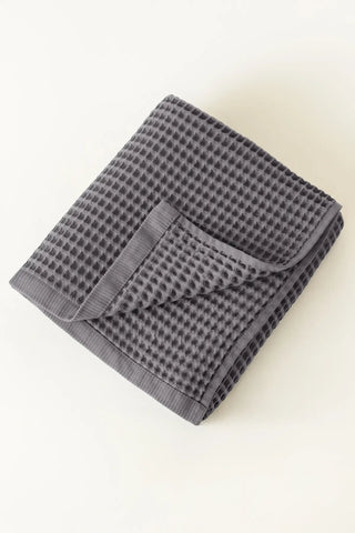 Grey handwoven Turkish cotton waffle weave towel set of 2 bath towels stacked. Denizli, OEKO-TEX. Vivamaison.