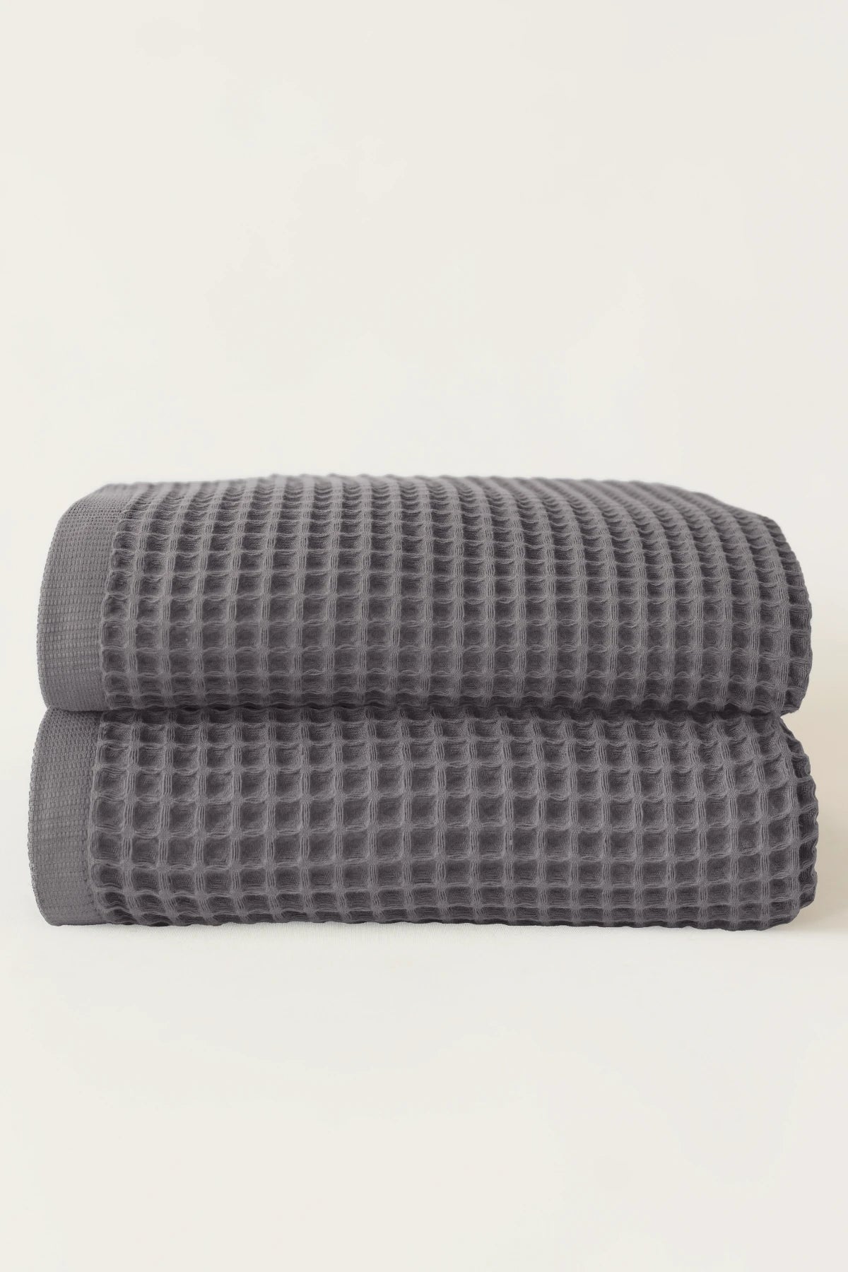 Grey handwoven Turkish cotton waffle weave towel bath towel folded detail. Denizli, OEKO-TEX. Vivamaison.