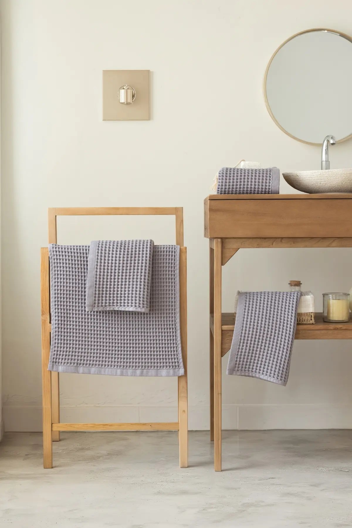 Grey handwoven Turkish cotton waffle weave towel hand towel folded detail. Denizli, OEKO-TEX. Vivamaison.