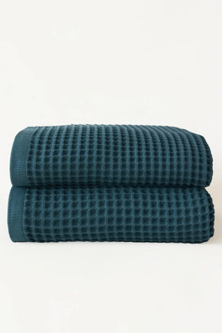 Indigo Blue handwoven Turkish cotton waffle weave towel bath towel folded detail. Denizli, OEKO-TEX. Vivamaison.