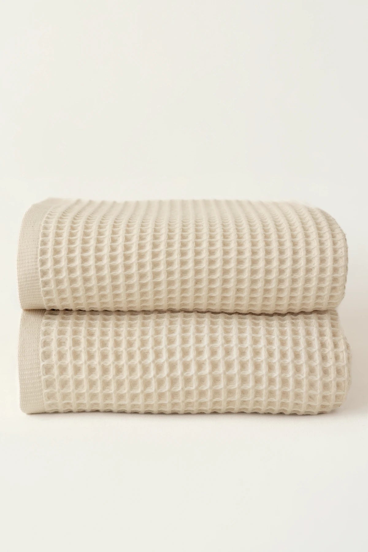 Natural handwoven Turkish cotton waffle weave towel bath towel folded detail. Denizli, OEKO-TEX. Vivamaison.
