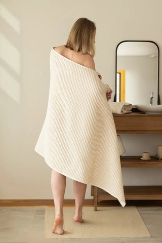 Natural handwoven Turkish cotton waffle weave towel lifestyle shoulder drop. Denizli, OEKO-TEX. Vivamaison.