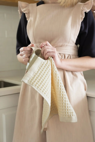 Natural handwoven Turkish cotton waffle weave towel washcloth detail. Denizli, OEKO-TEX. Vivamaison.