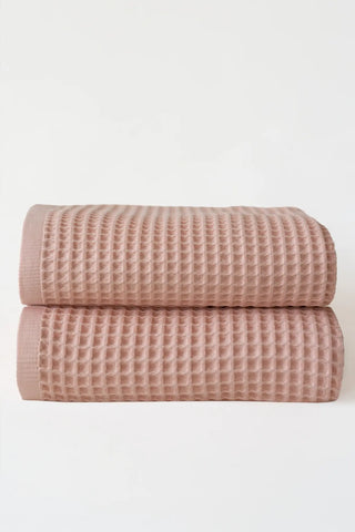 Pink handwoven Turkish cotton waffle weave towel bath towel folded detail. Denizli, OEKO-TEX. Vivamaison.